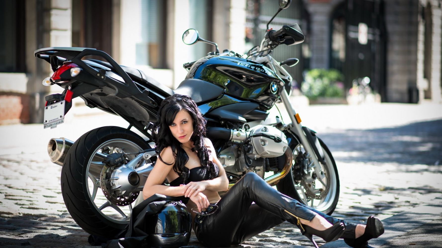 Fresh photos, fresh mood — European women on bikes online in London